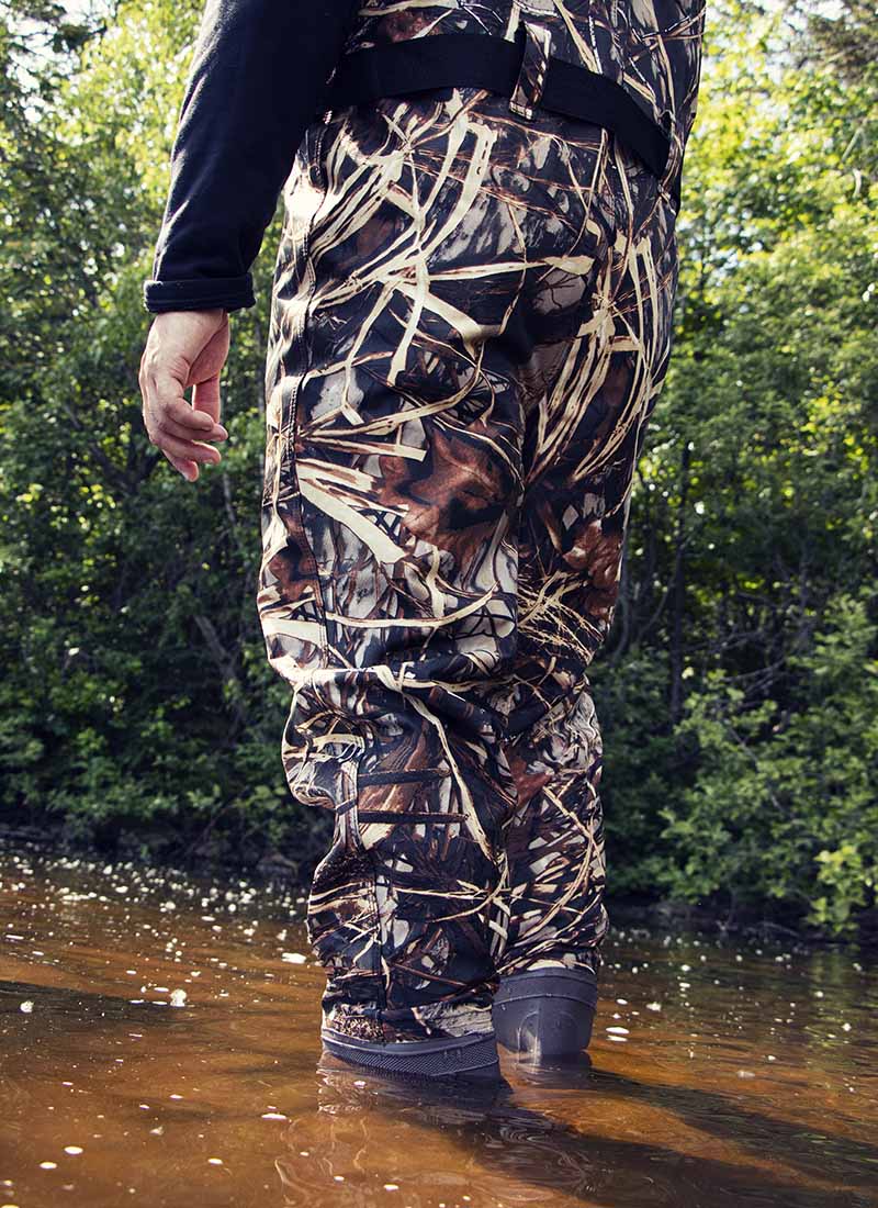 G1082-Chest wader camo STREAMFEATHER, back view in water