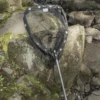 G3271 - Épuisette pliante, déposée sur des pierres en nature