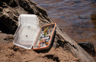 G3411, G3413 - Boîtes à mouches simples, placées sur un sol sablonneux près d'un cours d'eau